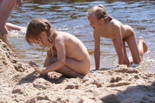 песок, дети играют в песок