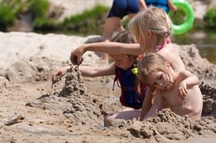 песок, дети играют в песок