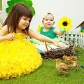 Мария и Ксения Рейзнер с цыплятами